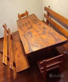 Tavolo in legno con panche e sedie per taverna