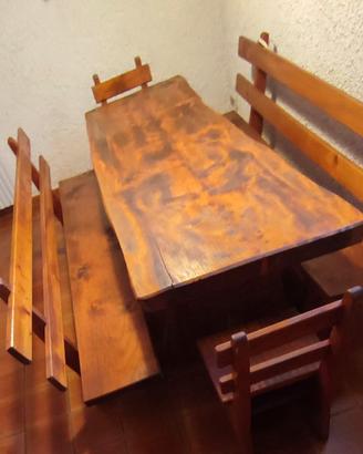 Tavolo in legno con panche e sedie per taverna