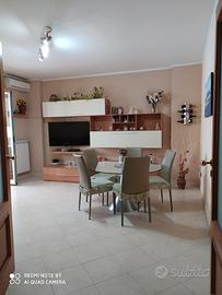 parete attrezzata + tavolo tondo in cristallo + 