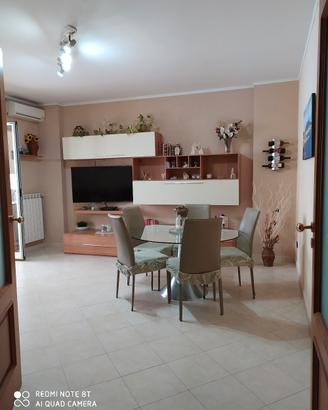 parete attrezzata + tavolo tondo in cristallo + 