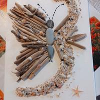 farfalla in legni di mare, sassi e conchiglie.