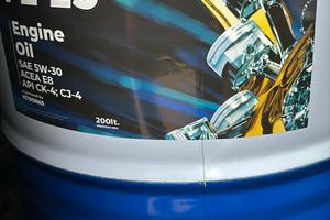 olio motore e idraulico 