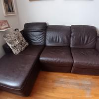 Divano pelle marrone con penisola e poggiagambe 