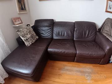 Divano pelle marrone con penisola e poggiagambe 
