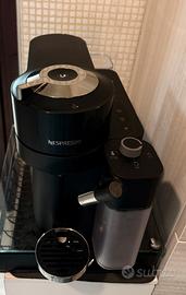 Nespresso Vertuo Lattissima + Porta-capsule vetro