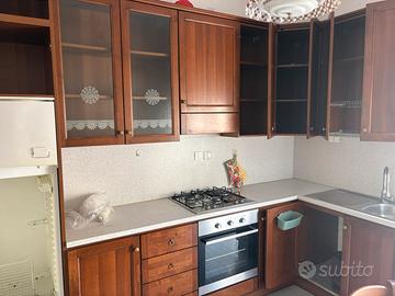 Cucina tavolo e sedie armadio angolieriere