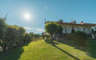 Appartamenti in villa con giardino e piscina