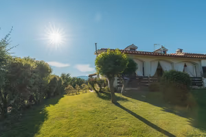 Appartamenti in villa con giardino e piscina