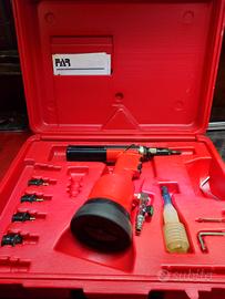 rivettatrice oleopneumatica per inserti M3/M8