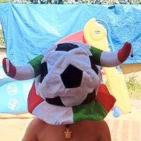 Cappello Italia con pallone e corna