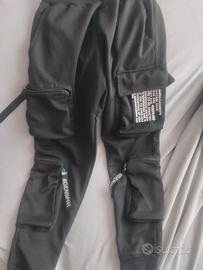due pantaloni con tasche laterali 