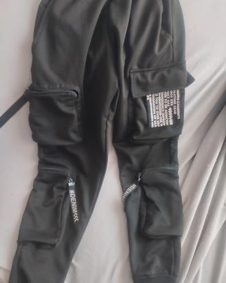 due pantaloni con tasche laterali 
