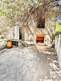 Casa indipendente su due livelli con cortile