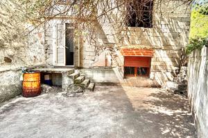 Casa indipendente su due livelli con cortile