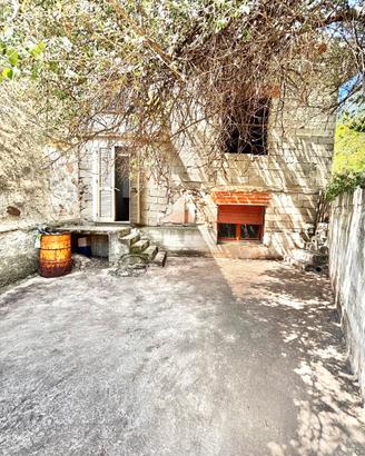 Casa indipendente su due livelli con cortile