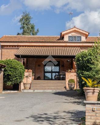 VILLA SINGOLA A BRACCIANO