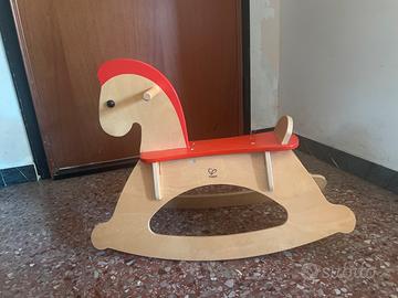 Cavallo a dondolo in legno