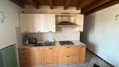 Cucina completa con forno frigo e piano cottura