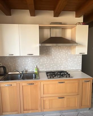 Cucina completa con forno frigo e piano cottura