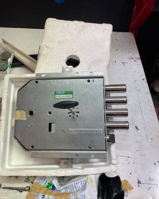 Serratura x porta blindata