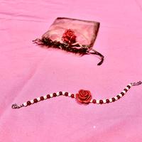 Set bracciale e anello con perline e rosa rossa