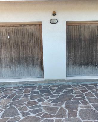 Portoni basculanti motorizzato e manuale con porta