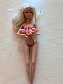 Barbie mamma con meccanismo per cullare 