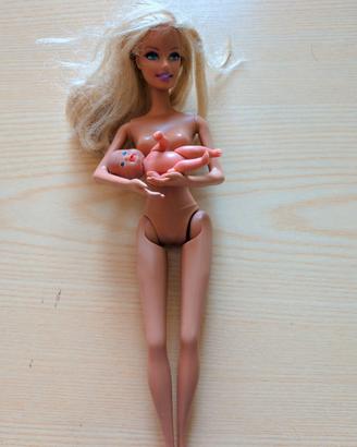 Barbie mamma con meccanismo per cullare 