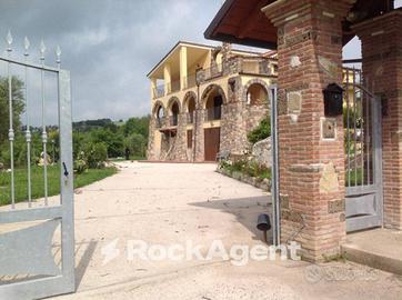 SOLUZIONE INDIPENDENTE PANORAMICA CON AMPIO GIARDI