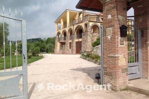 SOLUZIONE INDIPENDENTE PANORAMICA CON AMPIO GIARDI