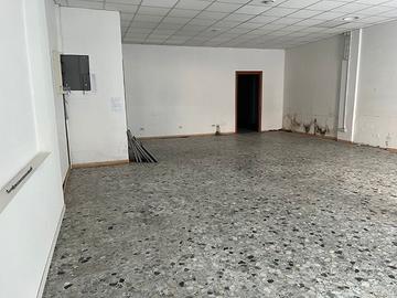 Negozio con due vetrine in via riva villasanta