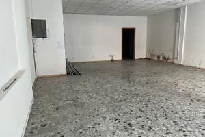 Negozio con due vetrine in via riva villasanta