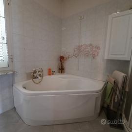 Vasca da bagno ad angolo