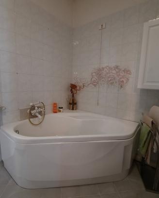 Vasca da bagno ad angolo