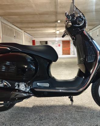 VESPA 300 GTS SUPER HPE, con AKRAPOVIC !!