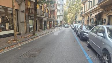 NEGOZIO A NAPOLI