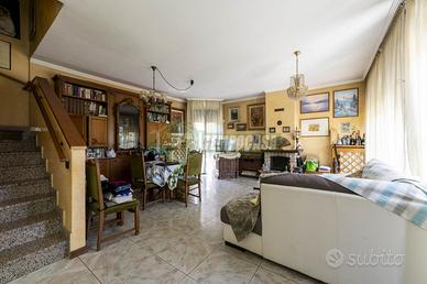 VILLA A SCHIERA DI TESTA CON GIARDINO E BOX DOPPIO