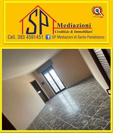 Ampio terrazzo piccolo contesto