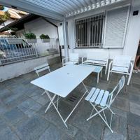 Tavolo pieghevole in metallo bianco