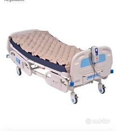 Sedia a rotelle e materasso anticupido