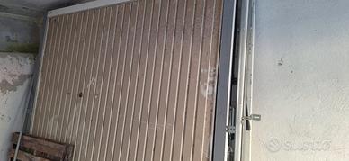 Portone basculante non automatizzato