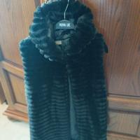 Pelliccia smanicata nera con cappuccio