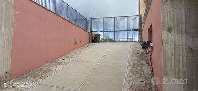 Capaci Magazzino con accesso carrabile