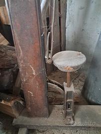 tappa bottiglie  in legno e ferro