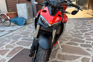 Ducati Streetfighter V2 2024 come nuova