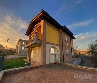 Casa indipendente di 220 m² con 4 locali e box aut