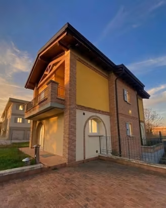 Casa indipendente di 220 m² con 4 locali e box aut