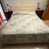 Letto in pelle e comodini