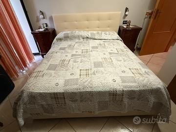 Letto in pelle e comodini