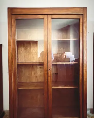 Vetrina a 2 ante in legno massello stile classico